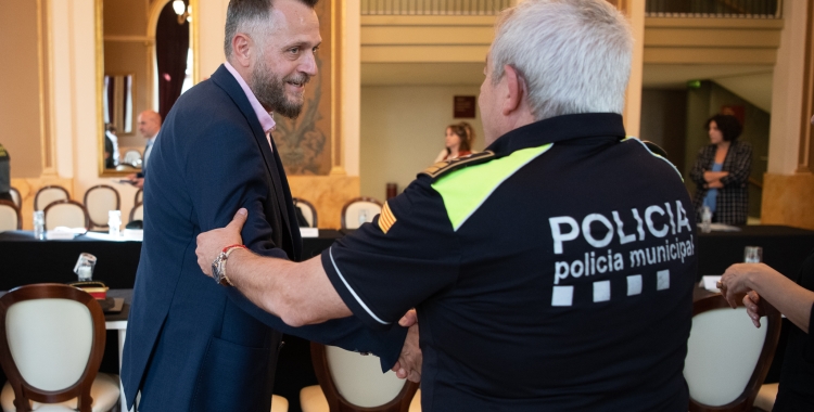 Jesús Rodríguez, amb l'intendent major de la Policia de Sabadell/ Roger Benet