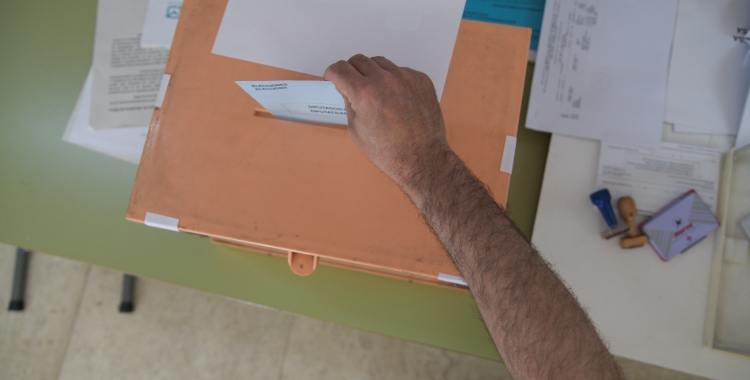 Un sabadellenc, votant a les eleccions del 2019/ Roger Benet
