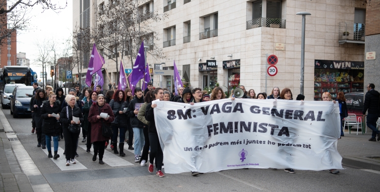 Una cinquantena de manifestants es mobilitzen pel centre de Sabadell el 8-M | Roger Benet