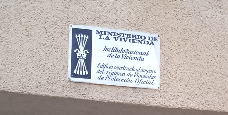 Placa d'habitatge amb simbologia franquista de Sabadell | Santi Plaza
