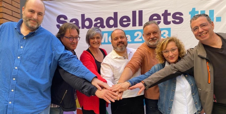 Foto 'finish' dels membres de Guanyem i Sabadell En Comú Podem a la presentació de l'acord | Helena Molist