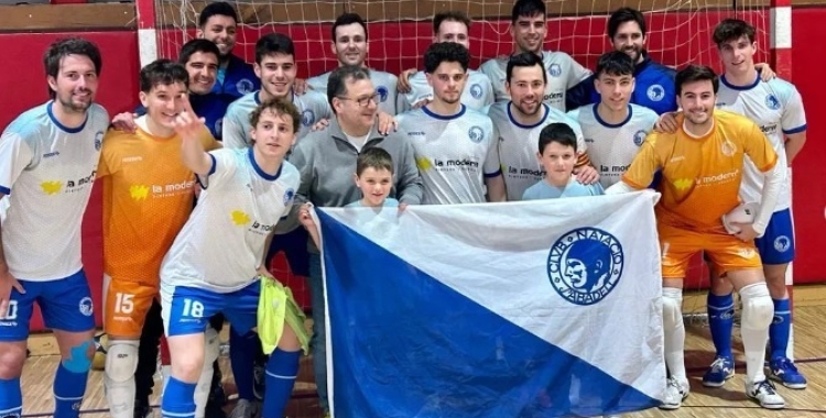 La plantilla del Club, celebrant la classificació a Ripollet | @cnsfutbolsala