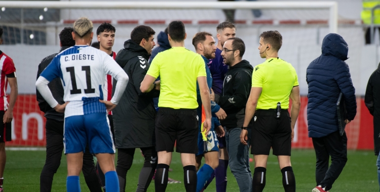 Els jugadors del Sabadell protesten després del xiulet final | Roger Benet