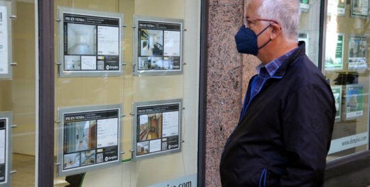 Un home en una immobiliària/ ACN