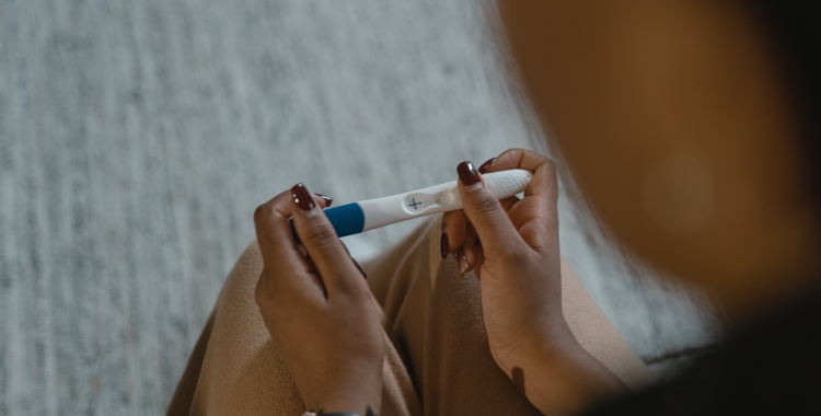 Una jove amb un test d'embaràs/ Tima Miroshnichenko