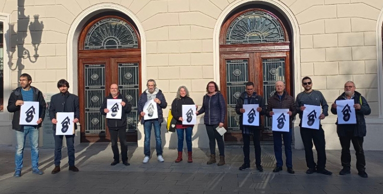 Representants de les diferents entitats adherides a la campanya/ Karen Madrid