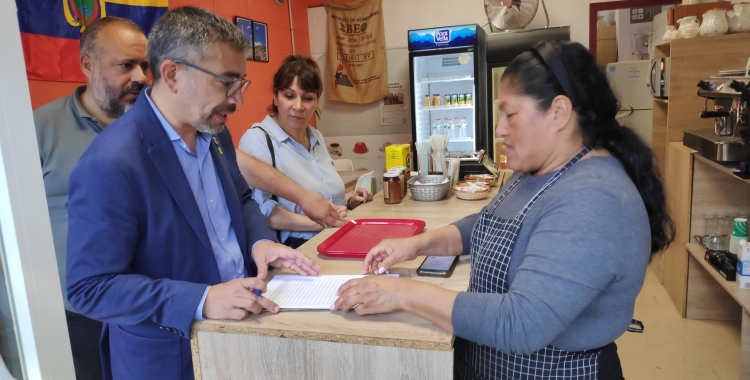 Barroso, Fernàndez i Maya, en una parada del Mercat de Campoamor | Pau Duran