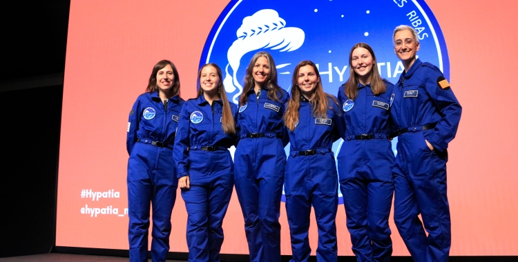 Núria Jar, la primera per l'esquerra, ahir a la presentació | ACN