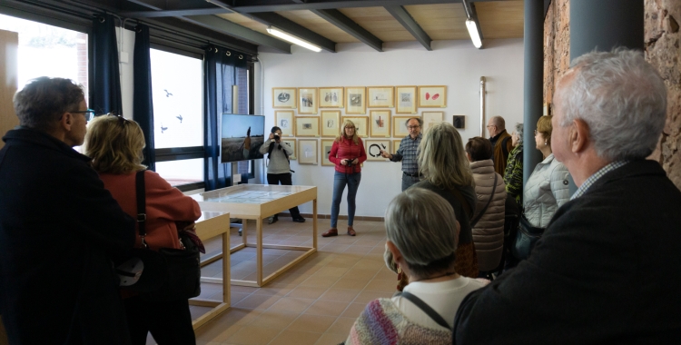 Imatge de la inauguració de la mostra 'Papers de versàlia, 20 anys de poesia' al Marquet de les Roques 