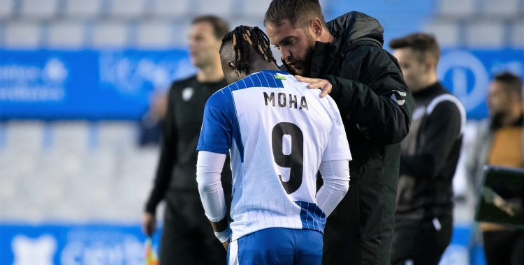 Miki Lladó conversant amb Moha Keita | Roger Benet