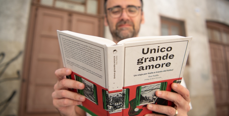 Padilla llegint el seu llibre avui pels carrers del Centre | Roger Benet