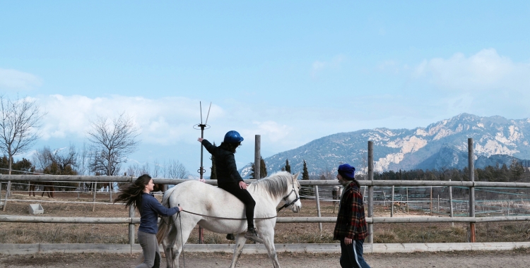 Un moment d'una sessió d'equinoteràpia/ Associació Espanyola d'Equinoteràpies