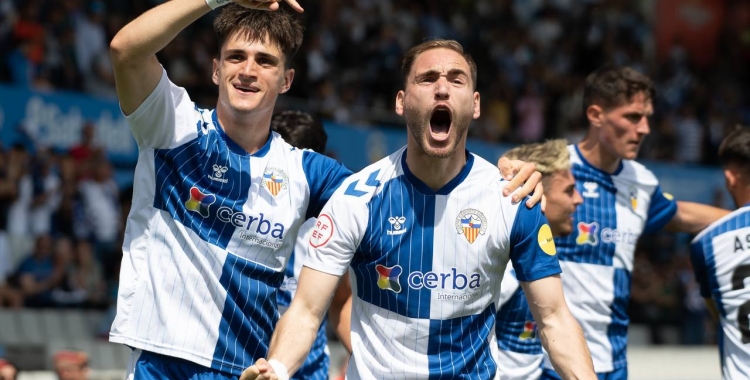 Pau Víctor i Cristian Herrera, celebrant un dels gols de la matinal | Roger Benet