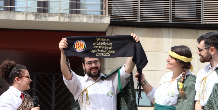 El president dels bastoners de Sabadell exhibint l'obsequi de l'agermanament | Júlia Ramon