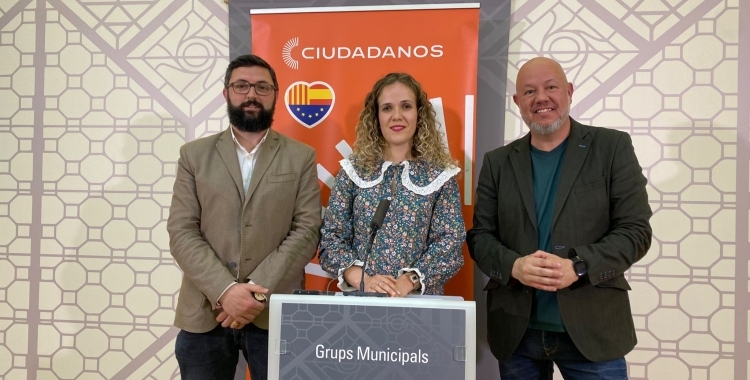 Joan Garcia acompanyat de Ramón García i Laura Casado, actuals regidores, i que seran a la llista del partit taronja | Arxiu