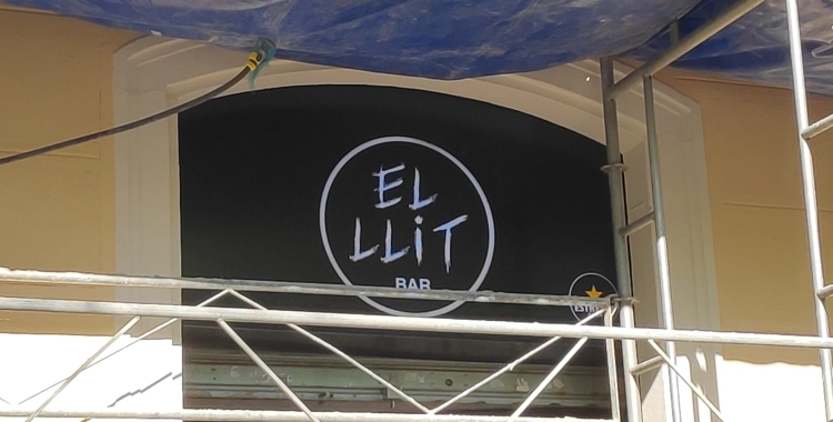 L'ús del català a El Llit, al centre, ha generat polèmica a les xarxes socials | Núria Garcia