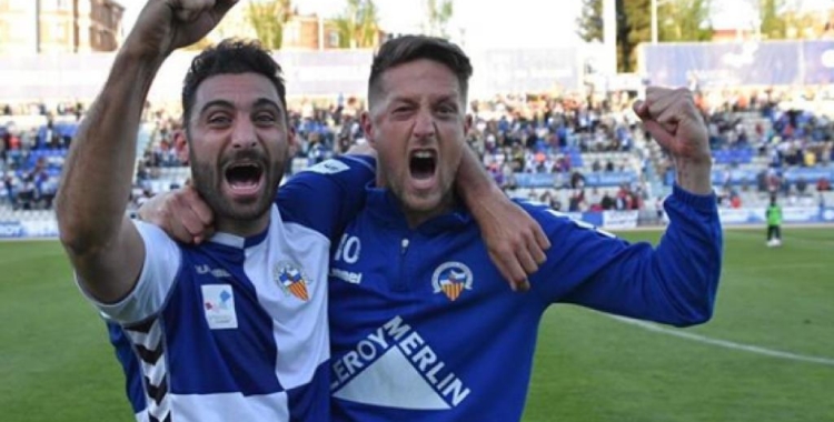 Arturo i Édgar celebrant el triomf | Críspulo Díaz