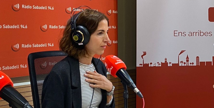 Txell Escalé, als estudis de Ràdio Sabadell