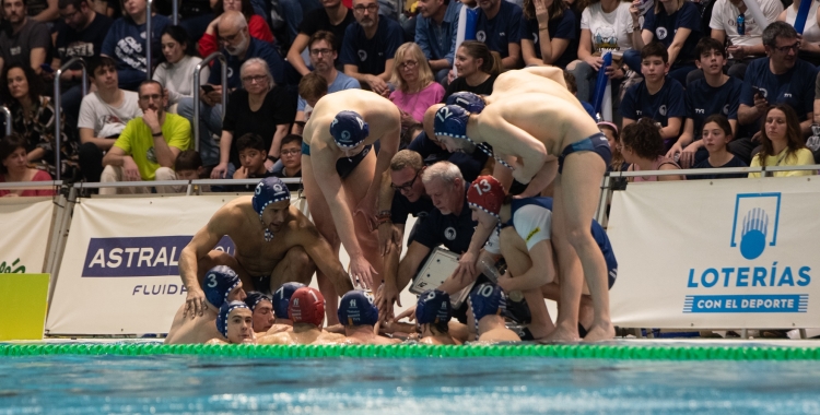 La plantilla de l'Astralpool, fent pinya en un partit d'aquesta temporada | Roger Benet