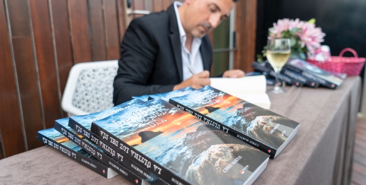 Chris Martos presenta 'L'última llum del dia' a La Llar del Llibre 