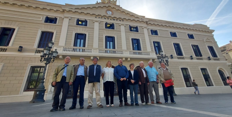 Joan Mena i exregidors dels governs Farrés davant l'Ajuntament | Núria García