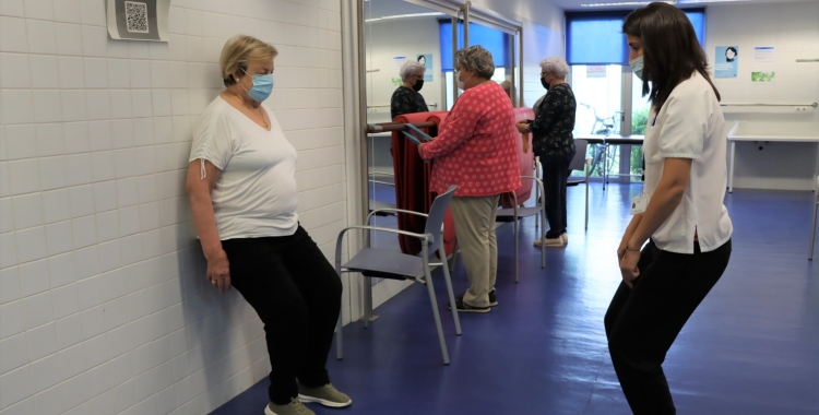 Una fisioterapeuta treballant en un centre d'atenció primària/ ACN