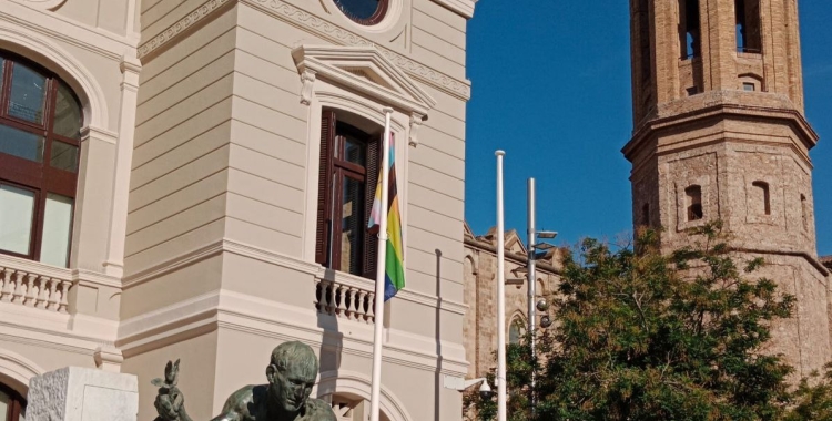 La bandera LGTBIQ+ oneja a l'Ajuntament de Sabadell | Cedida