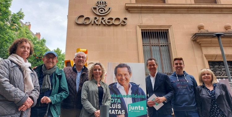 Membres de la candidatura de Junts davant de l'edifici de Correus