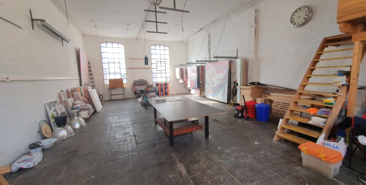 El cub blanc: L'artista Joan Pere Milan inaugura espai creatiu amb la performance 'Art tancat'