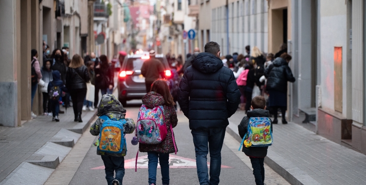 Una família de camí a l'escola | Roger Benet