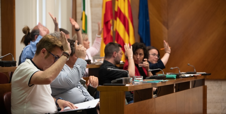 Un moment de votació al Ple/ Roger Benet