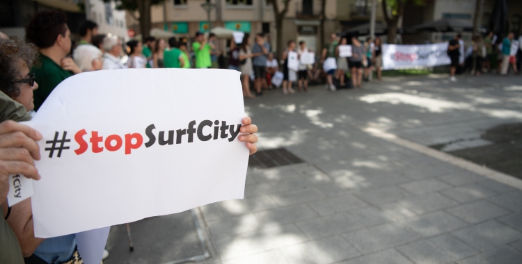 Una protesta contra el SurfCity, en un Ple del juliol passat/ Roger Benet