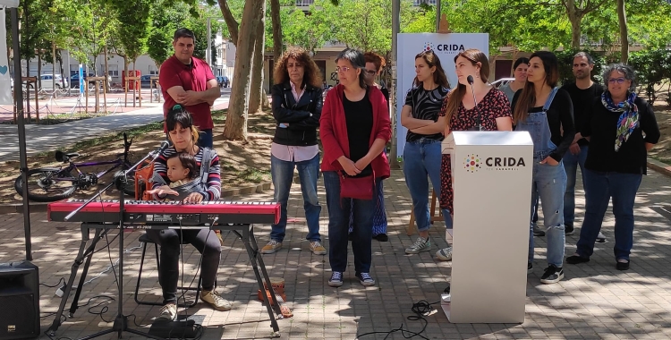 Lu Rois actuant a la plaça Mestre Planas amb els candidats de la Crida | Serveis Informatius