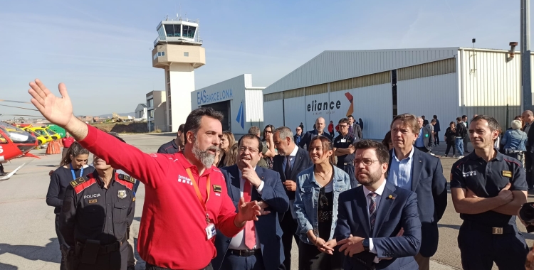 Aragonès, Elena i Farrés passant revista als mitjans aeris dels Bombers a l'Aeroport de Sabadell | Pere Gallifa