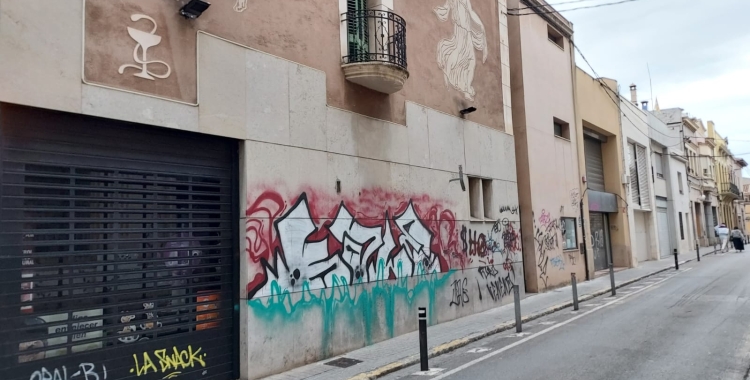 Façanes amb grafitis | Imatge cedida