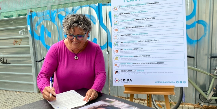 La candidata Nani Valero firmant el codi ètic | Ràdio Sabadell