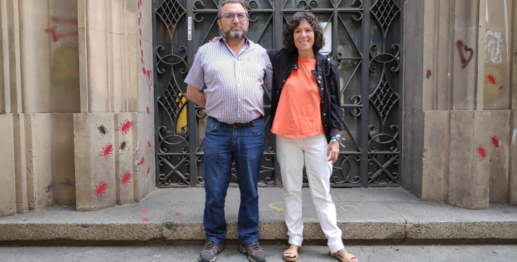 Jesús Pico i Marta Morell davant l'edifici de Correus | Serveis Informatius