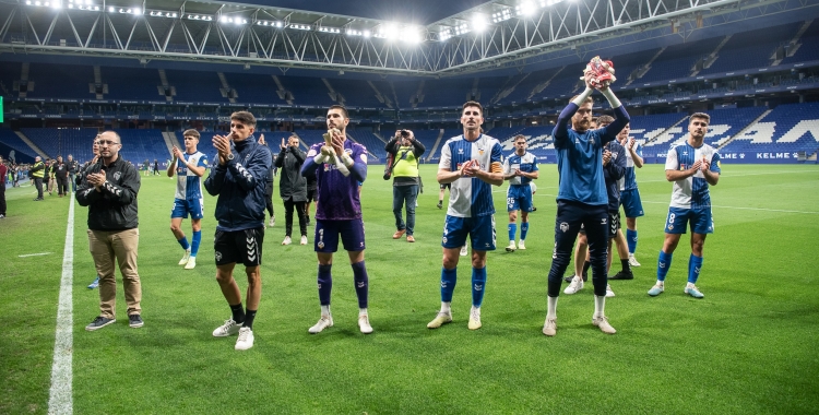 Els jugadors del Sabadell aplaudeixen a l'afició a l'RCDE Stadium | Roger Benet