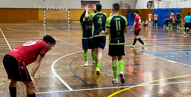 Jugadors de la Pia celebrant un gol de 'Peluca' | Adrián Arroyo