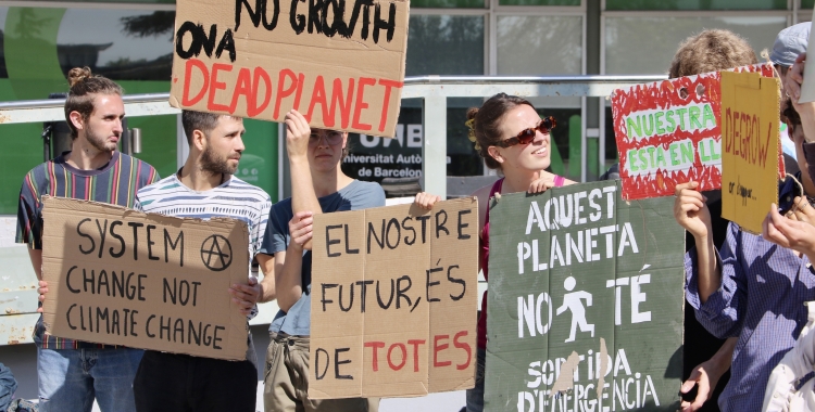 Un grup d'estudiants han acampat a la plaça Cívica | ACN