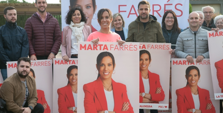 Marta Farrés amb el seu cartell de campanya | Roger Benet