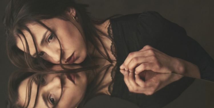 Gemma Humet, cantautora: "Miralls sorgeix de la necessitat  de fer alguna cosa sola dalt de l’escenari"