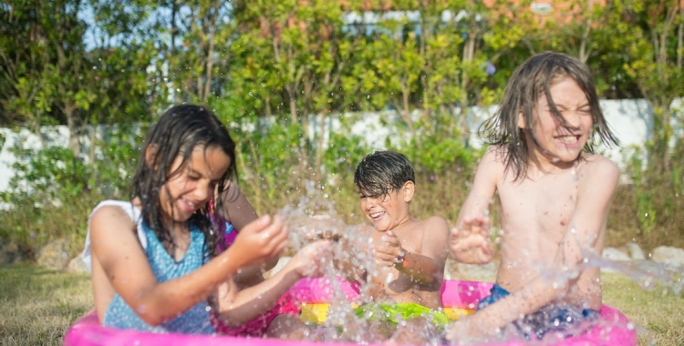 Infants jugant a una piscina desmuntable | Pexels