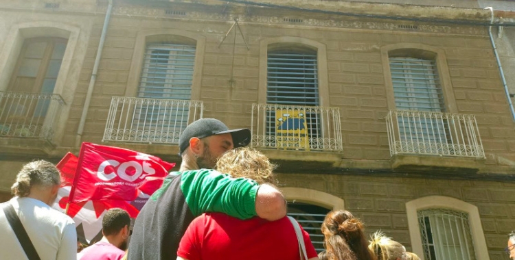 Una parella, celebrant l'ocupació de l'immoble del carrer Corominas/ Karen Madrid