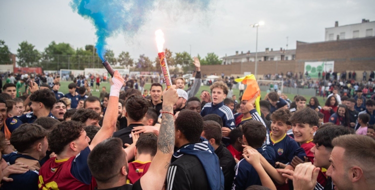 Invasió de camp al Joan Murtró per celebrar l'ascens | Roger Benet