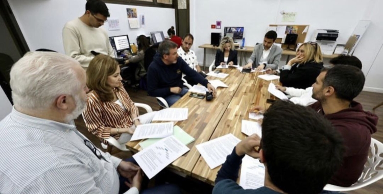 Organitzadors del debat, amb representants dels partits polítics