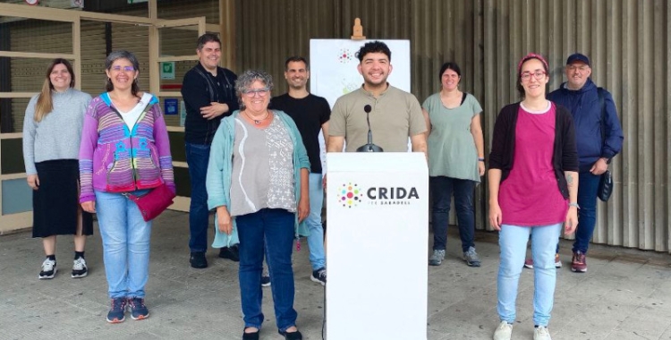 Els integrants de la Crida, a l'exterior del Mercat de Campoamor