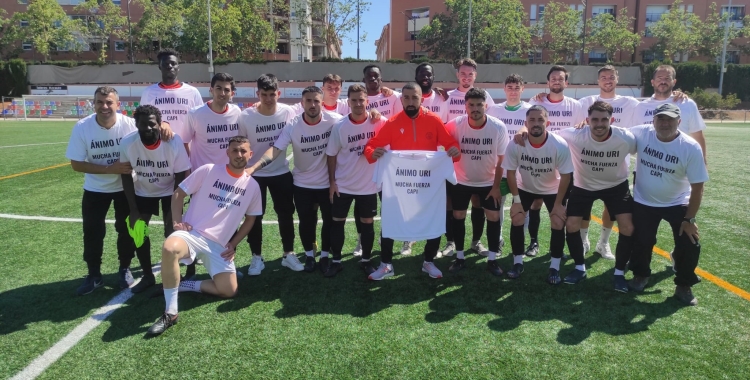 Els jugadors de la Sabadellenca donant suport al seu capità | @UESabadellenca