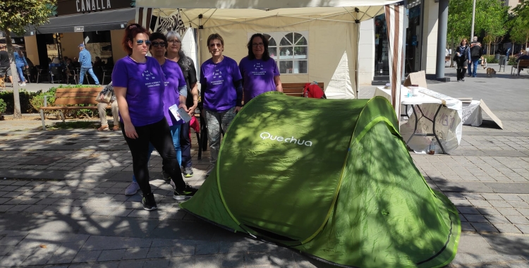 Laura Sampedro, Sílvia Urbina, Roser Sánchez-Cisneros, Ana Sancho i Rosa Salido a l'acampada | Pau Duran