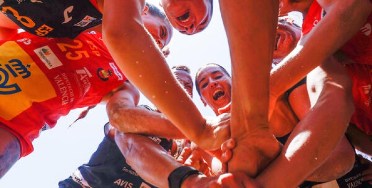 El combinat espanyol d'handbol platja fent pinya abans d'un enfrontament | RFEBM